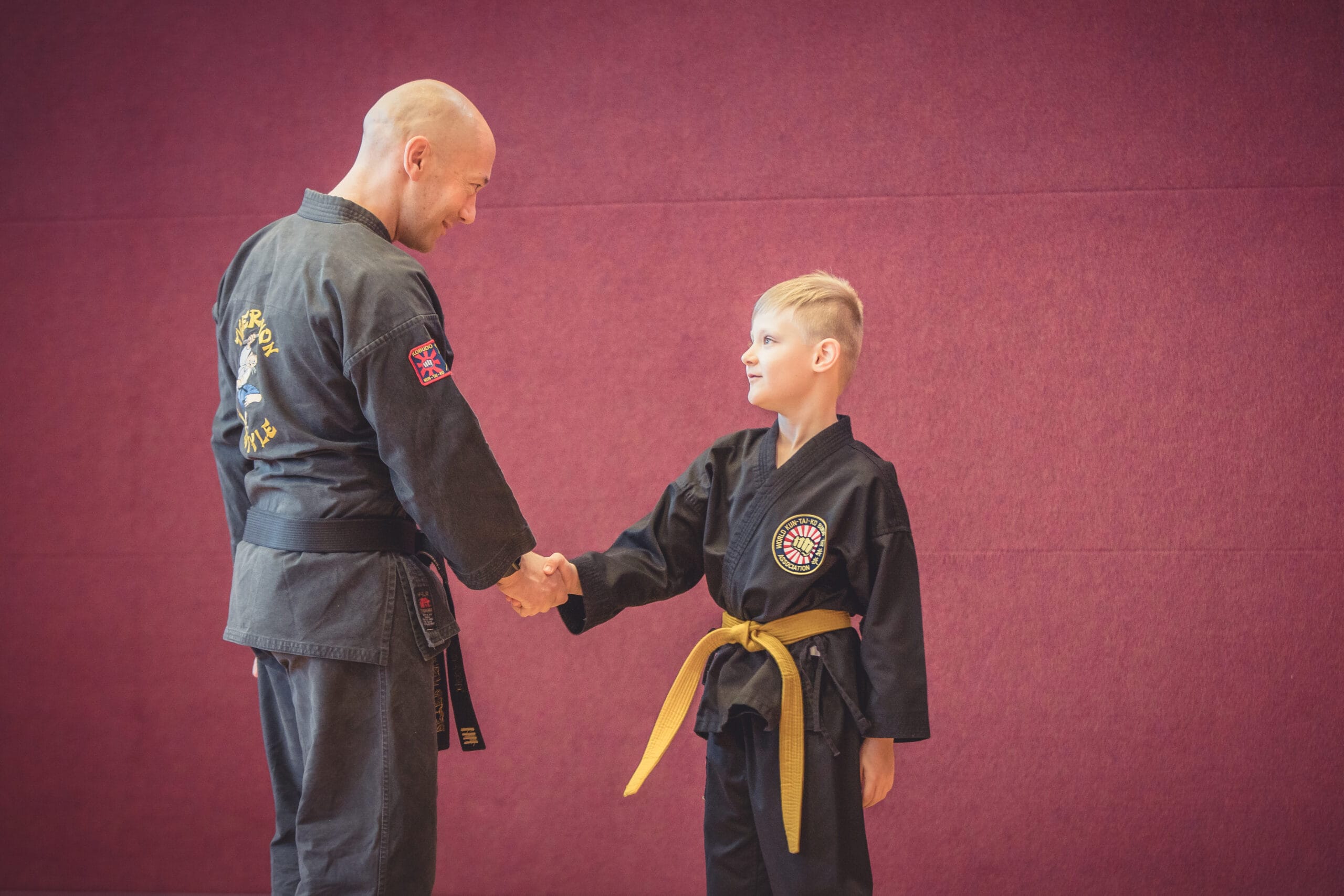 Schüler begrüßt Trainer Karateschüler begrüßt einen Karatelehrer, 5 Verhaltensregeln für Kinder im Dojo
